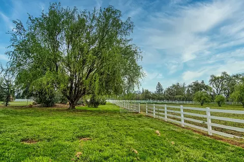 19745 Holstein Ln, Redding, CA 96002 photo 45