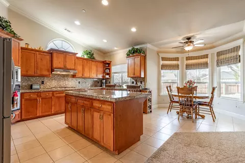 7508 Robles Dr, Redding, CA 96002 photo 4