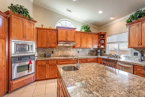 7508 Robles Dr, Redding, CA 96002 photo 6