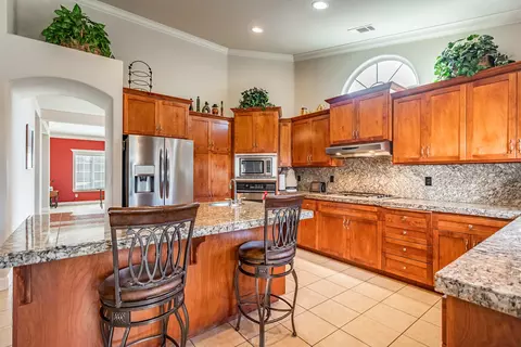 7508 Robles Dr, Redding, CA 96002 photo 2