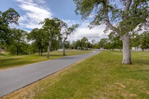 992 Paramount Way, Redding, CA 96003 photo 3