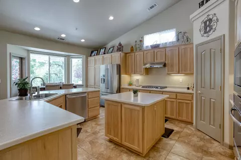 992 Paramount Way, Redding, CA 96003 photo 38