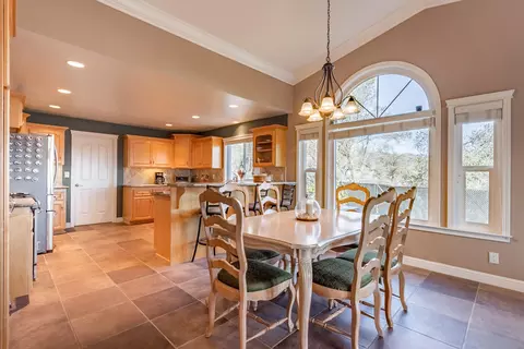 15433 Mountain Shadows Dr, Redding, CA 96001 photo 9