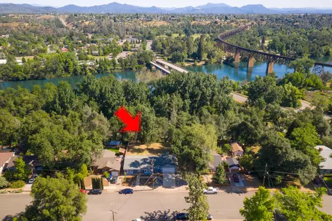 801 Lakeview Dr, Redding, CA 96001 photo 2