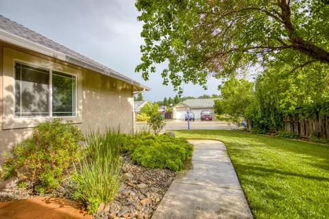 2618 Rhinestone Way, Redding, CA 96001 photo 2