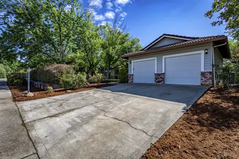 11557 Norton Ln, Redding, CA 96003 photo 2