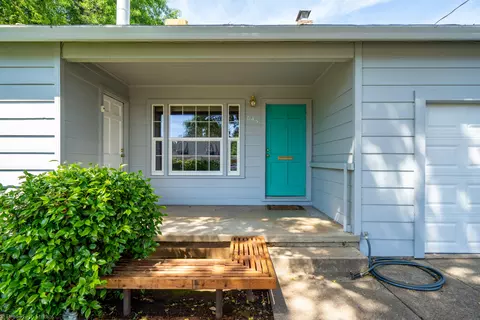 845 Lakeview Dr, Redding, CA 96001 photo 3