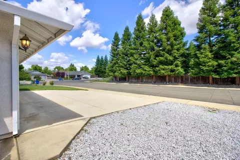 2867 Newbury Ln, Redding, CA 96002 photo 2