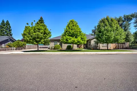 780 Woodacre Dr, Redding, CA 96002 photo 2