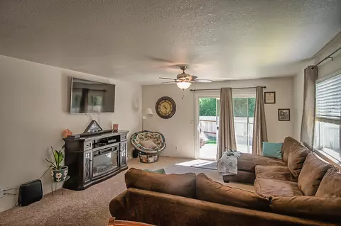 6825 Hemlock St, Redding, CA 96001 photo 2