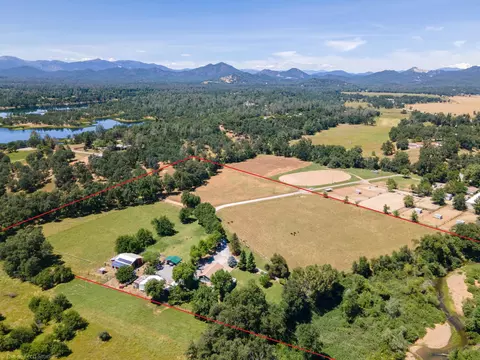 12195 Alpha Ln, Redding, CA 96003 photo 2