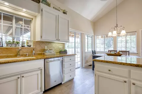 3747 Sunday Ct, Redding, CA 96001 photo 2