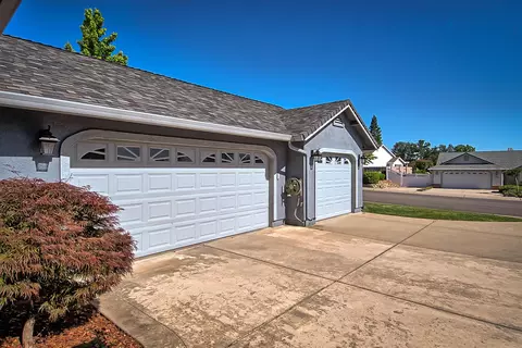 2747 Blue Bell Dr, Redding, CA 96001 photo 3