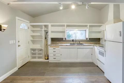1521 Mistletoe Ln, Redding, CA 96002 photo 11