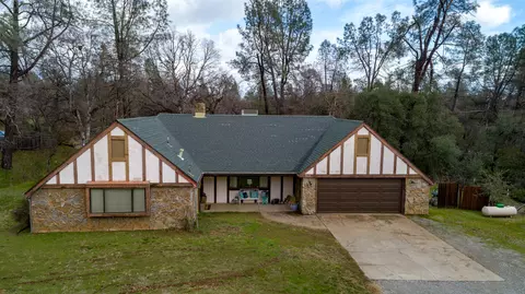 9121 Sugarloaf Dr, Redding, CA 96001 photo 2