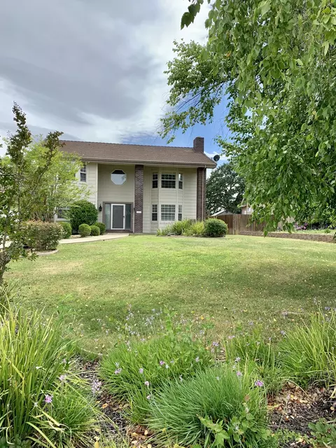 2833 Starlight Blvd, Redding, CA 96001 photo 2