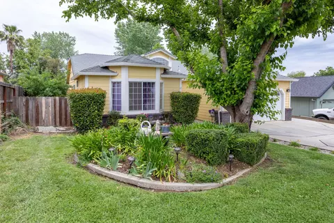 546 Martinique Cir, Redding, CA 96003 photo 3