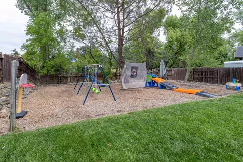 546 Martinique Cir, Redding, CA 96003 photo 10