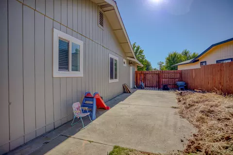 1040 Camelot Ct, Redding, CA 96003 photo 33