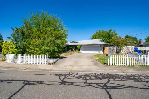 3330 Panorama Dr, Redding, CA 96003 photo 3