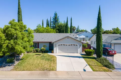 929 Montcrest Dr, Redding, CA 96003 photo 2