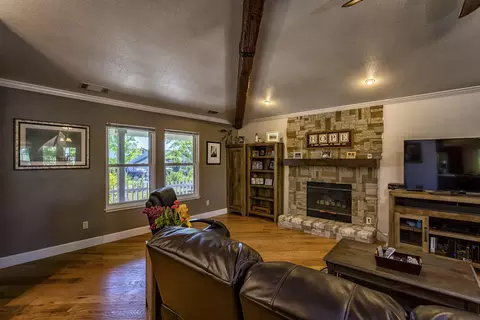 236 Ironwood Ln, Redding, CA 96003 photo 3