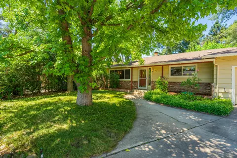 596 Rafael St, Redding, CA 96002 photo 1