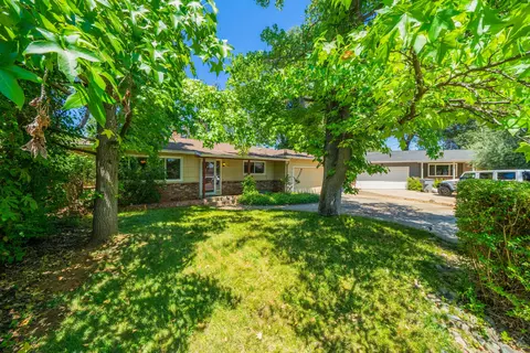 596 Rafael St, Redding, CA 96002 photo 2
