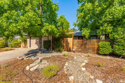 3484 Summit Dr, Redding, CA 96001 photo 2