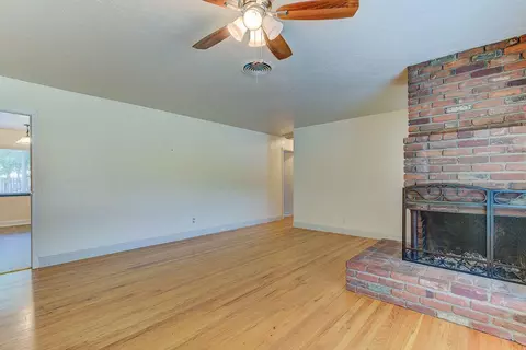2001 Sycamore Dr, Redding, CA 96001 photo 3