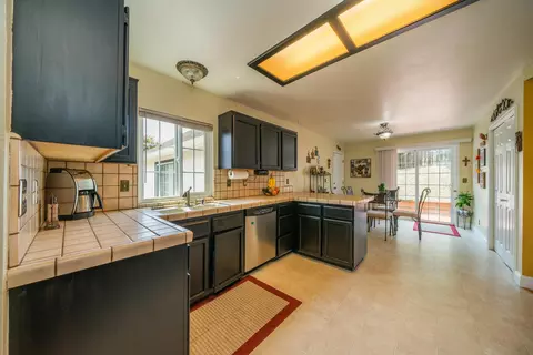 989 Willow Brook Ln, Redding, CA 96003 photo 9