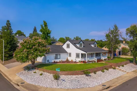 989 Willow Brook Ln, Redding, CA 96003 photo 2