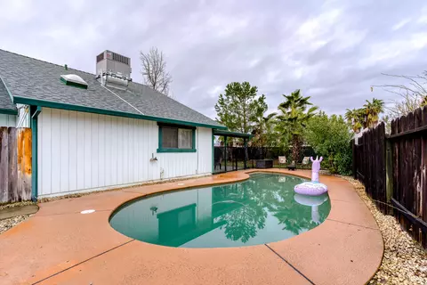322 Rosewood Dr, Redding, CA 96003 photo 2