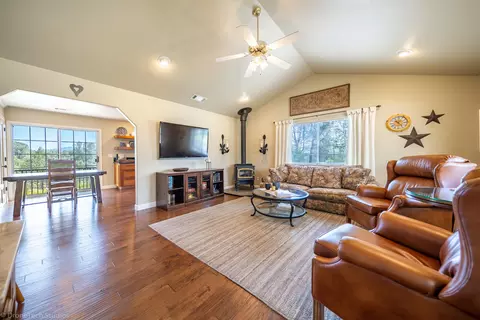 11433 Prosperity Ln, Redding, CA 96003 photo 5