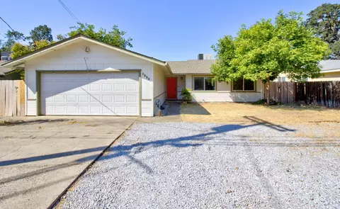 1325 Riviera Dr, Redding, CA 96001 photo 1