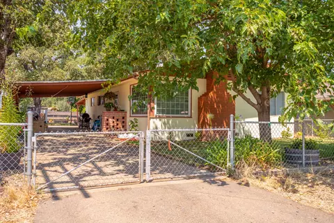 3726 Yuletide Ave, Redding, CA 96003 photo 2