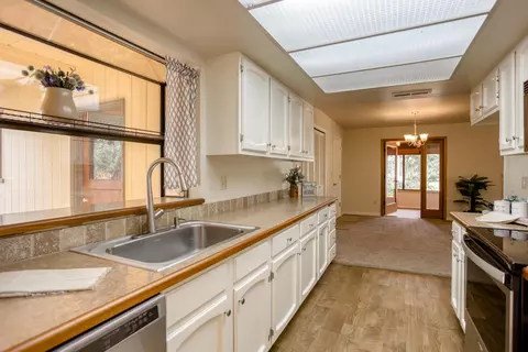 10546 Green Oaks Ln, Redding, CA 96003 photo 5