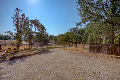 10546 Green Oaks Ln, Redding, CA 96003 photo 3