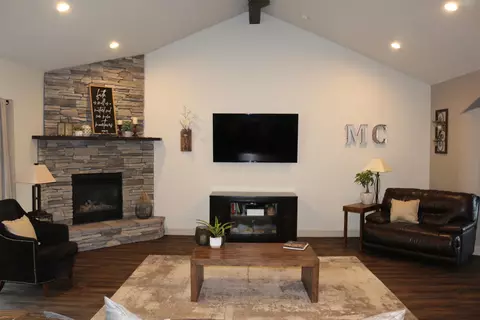 3295 Piper Way, Redding, CA 96001 photo 2