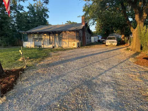 6937 Skyway St, Redding, CA 96002 photo 2