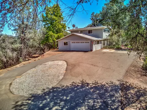 7795 Castle View Ln, Redding, CA 96001 photo 3