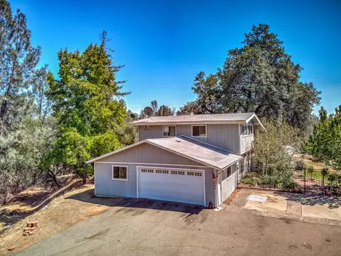 7795 Castle View Ln, Redding, CA 96001 photo 2