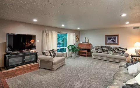 9856 Logan Rd, Redding, CA 96003 photo 5