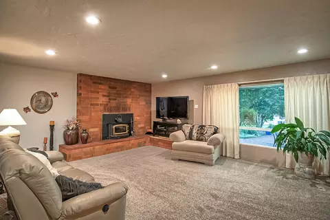 9856 Logan Rd, Redding, CA 96003 photo 4
