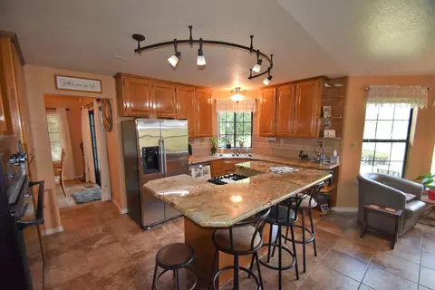 1827 Gold Hills Dr, Redding, CA 96003 photo 2