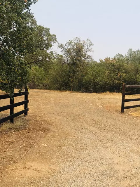 21346 Stallion Ln, Redding, CA 96003 photo 3