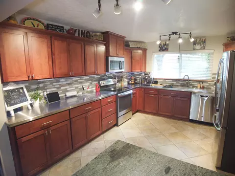 621 Dee Ct, Redding, CA 96002 photo 11