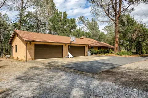 10328 October Ln, Redding, CA 96003 photo 2