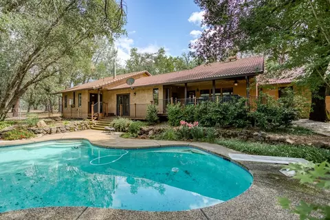 10328 October Ln, Redding, CA 96003 photo 6