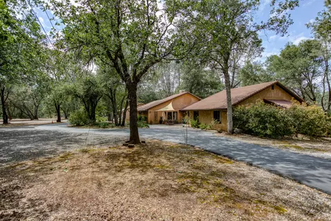 10328 October Ln, Redding, CA 96003 photo 4
